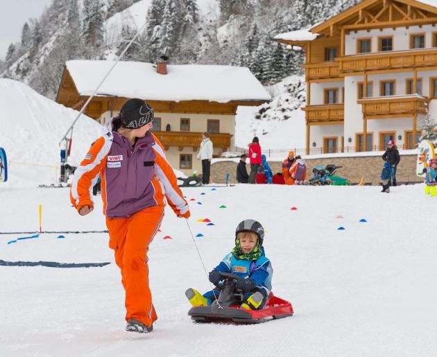 Skischule vor dem Hotel