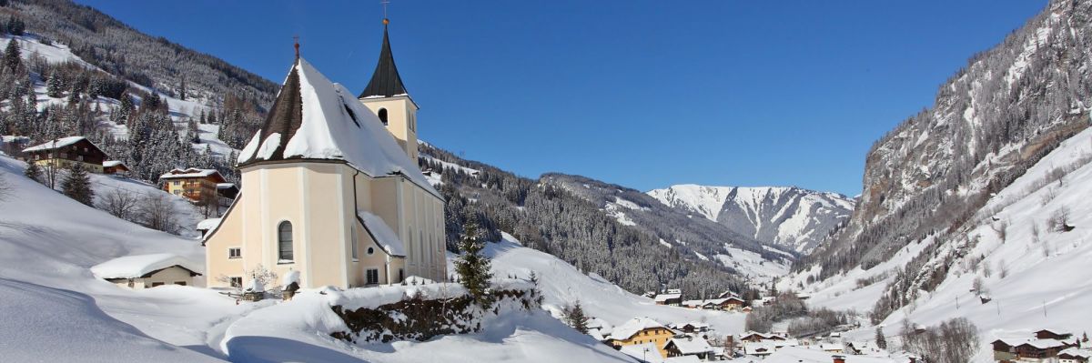 Traumhafte Winterlandschaft mit Blick auf Hüttschlag