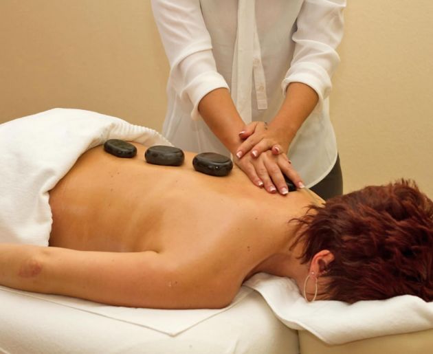 Entspannen bei einer traumhaften Hot-Stone Massage