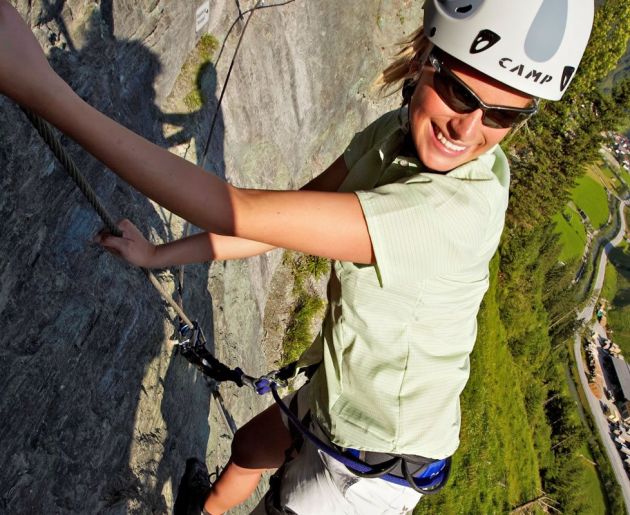 Klettern an der Kletterwand in Hüttschlag